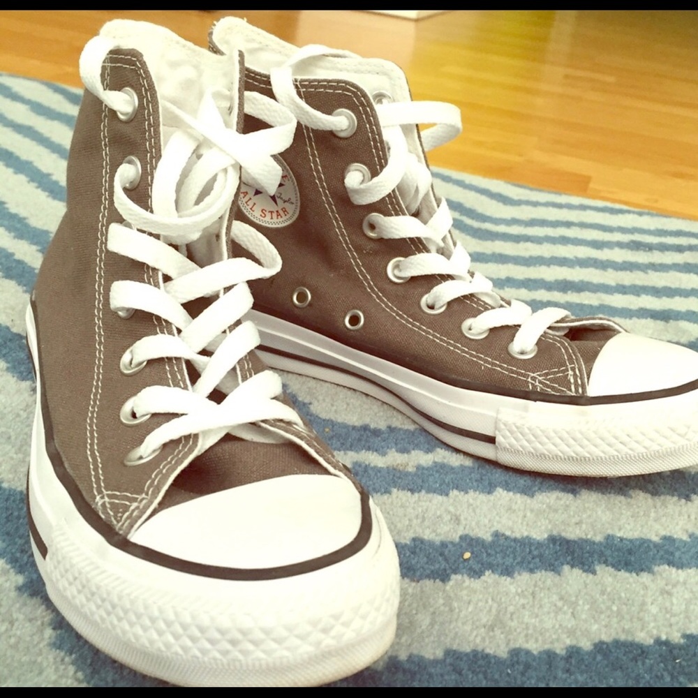 size 6 women’s gray high top converse